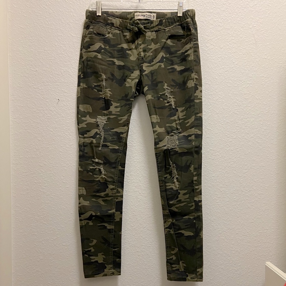 LIKE NEW Distressed Camo Jeans